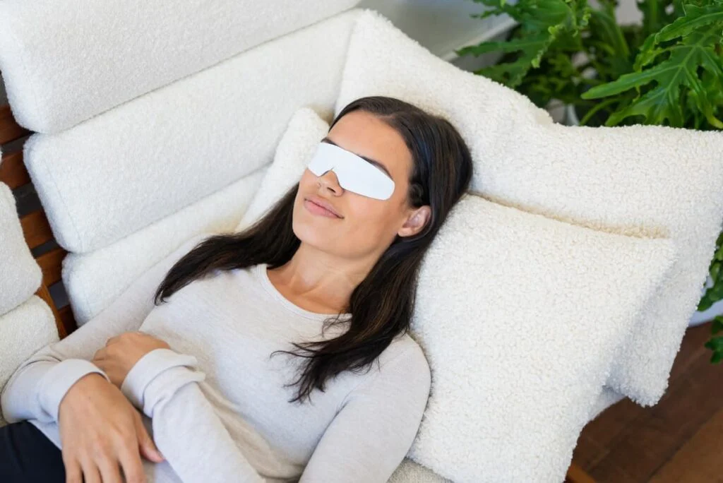 using cold compress to reduce eyebag